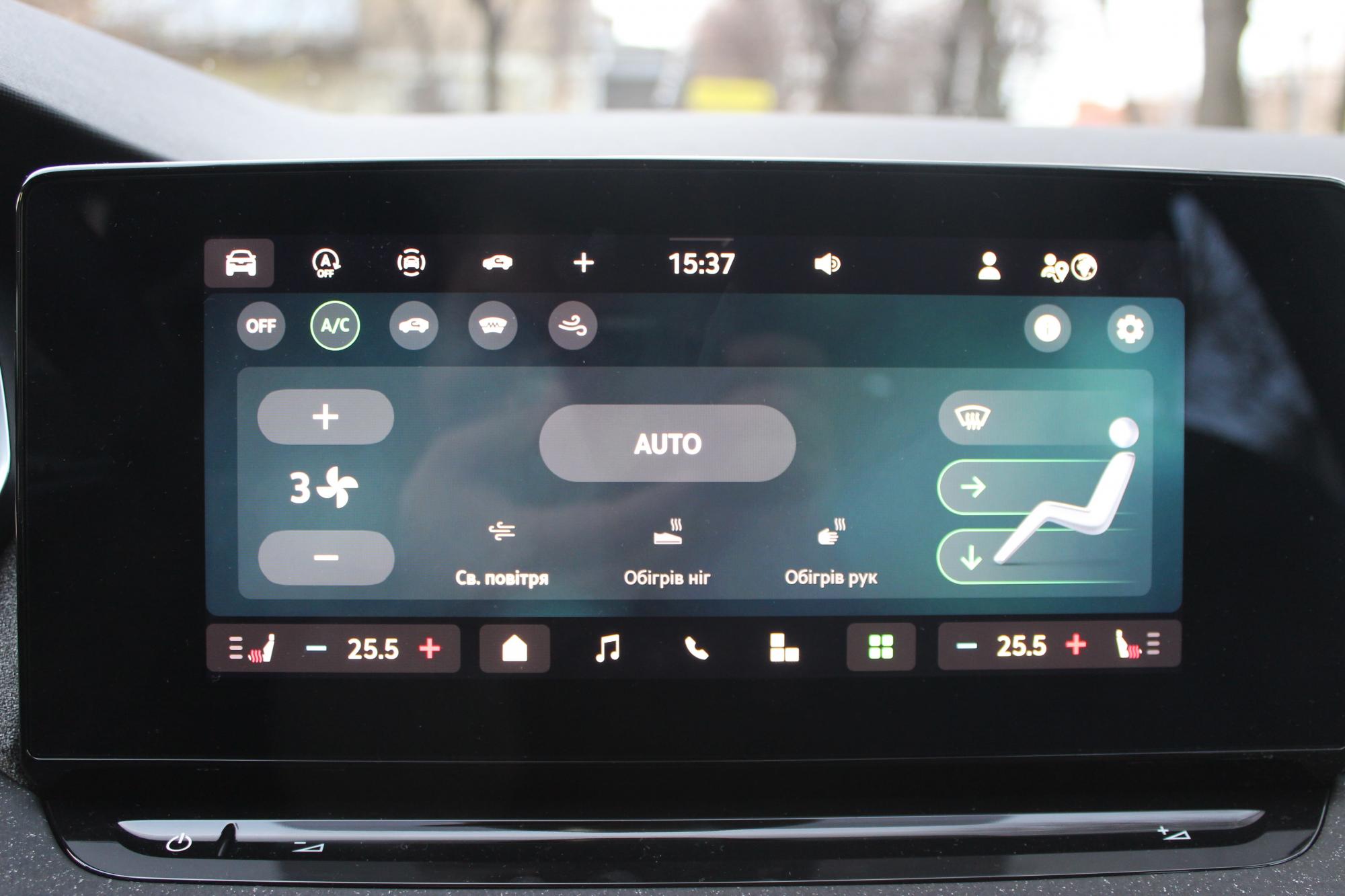 Тест-драйв гібридної Skoda Octavia: переваги та недоліки оновленого ліфтбека