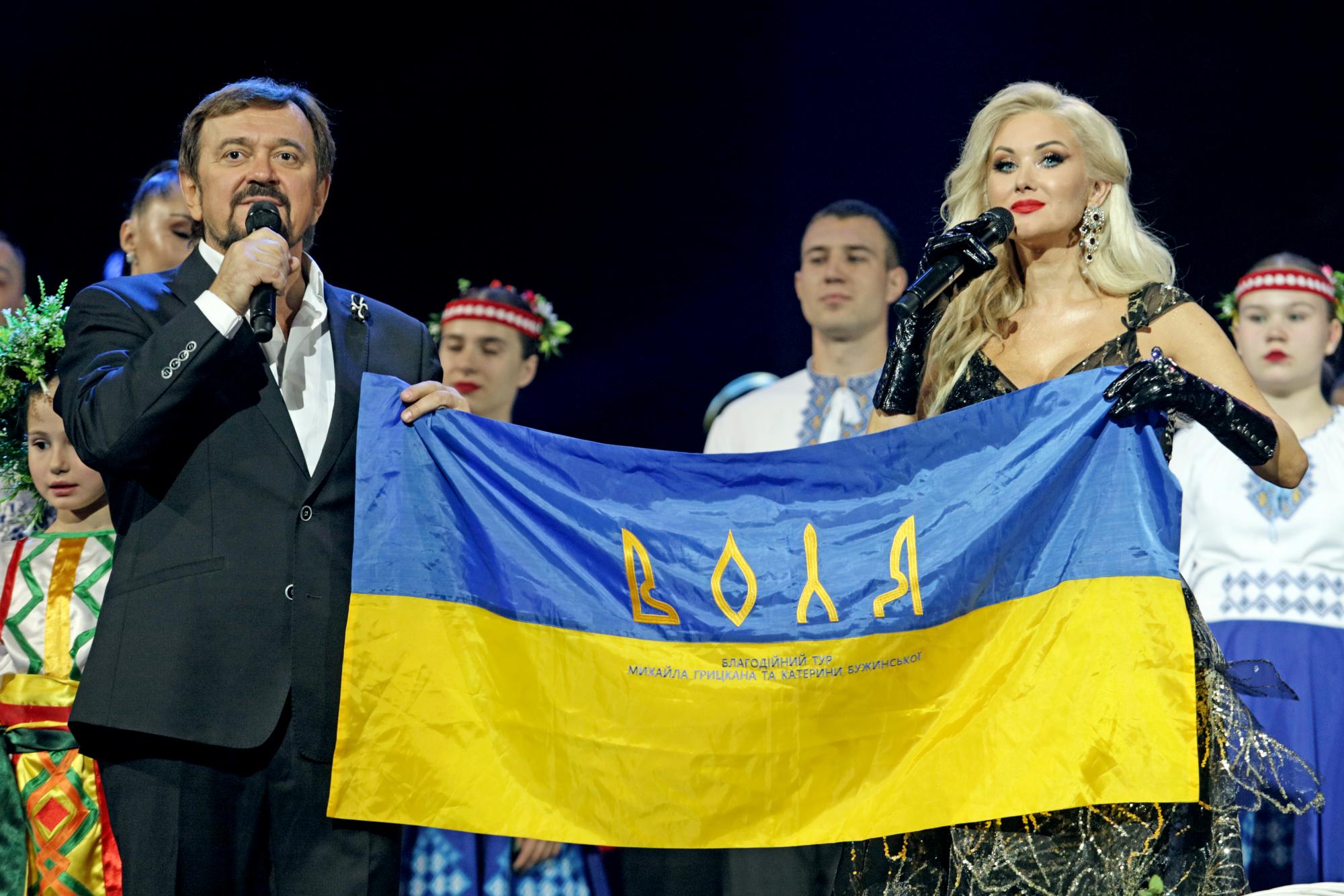 Замужней певице сделали предложение прямо посреди концерта: яркие фото