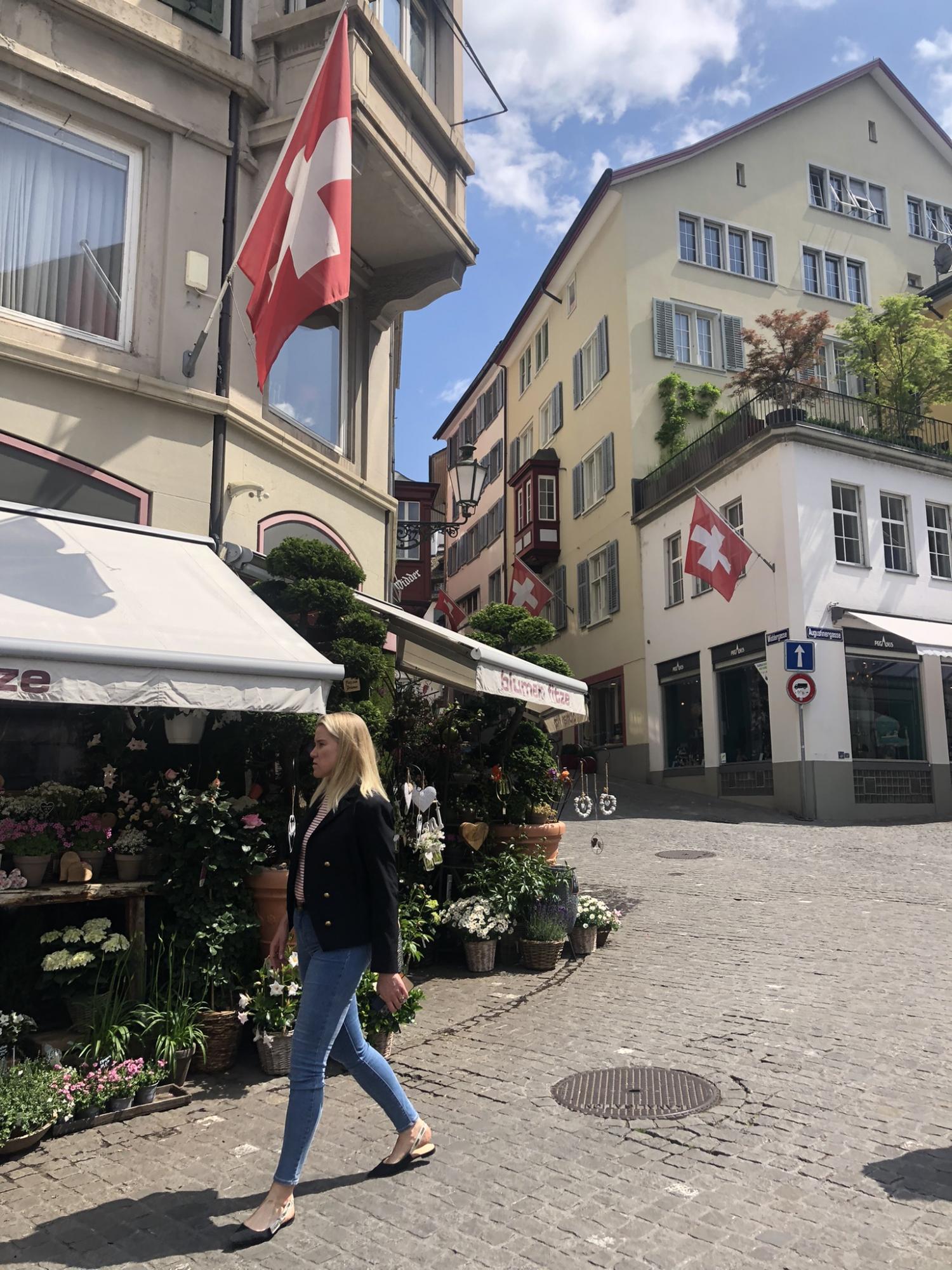 Щодня тисячі людей з-за кордону їздять на роботу до Швейцарії: скільки їм платять