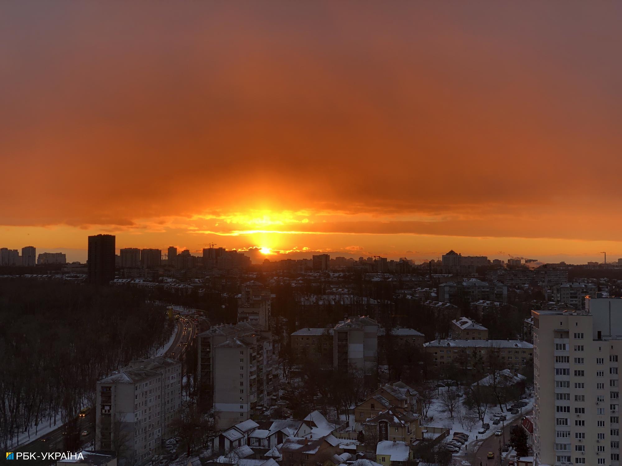 Вогняне небо: у Києві зачаровуючий захід сонця потрапив на фото