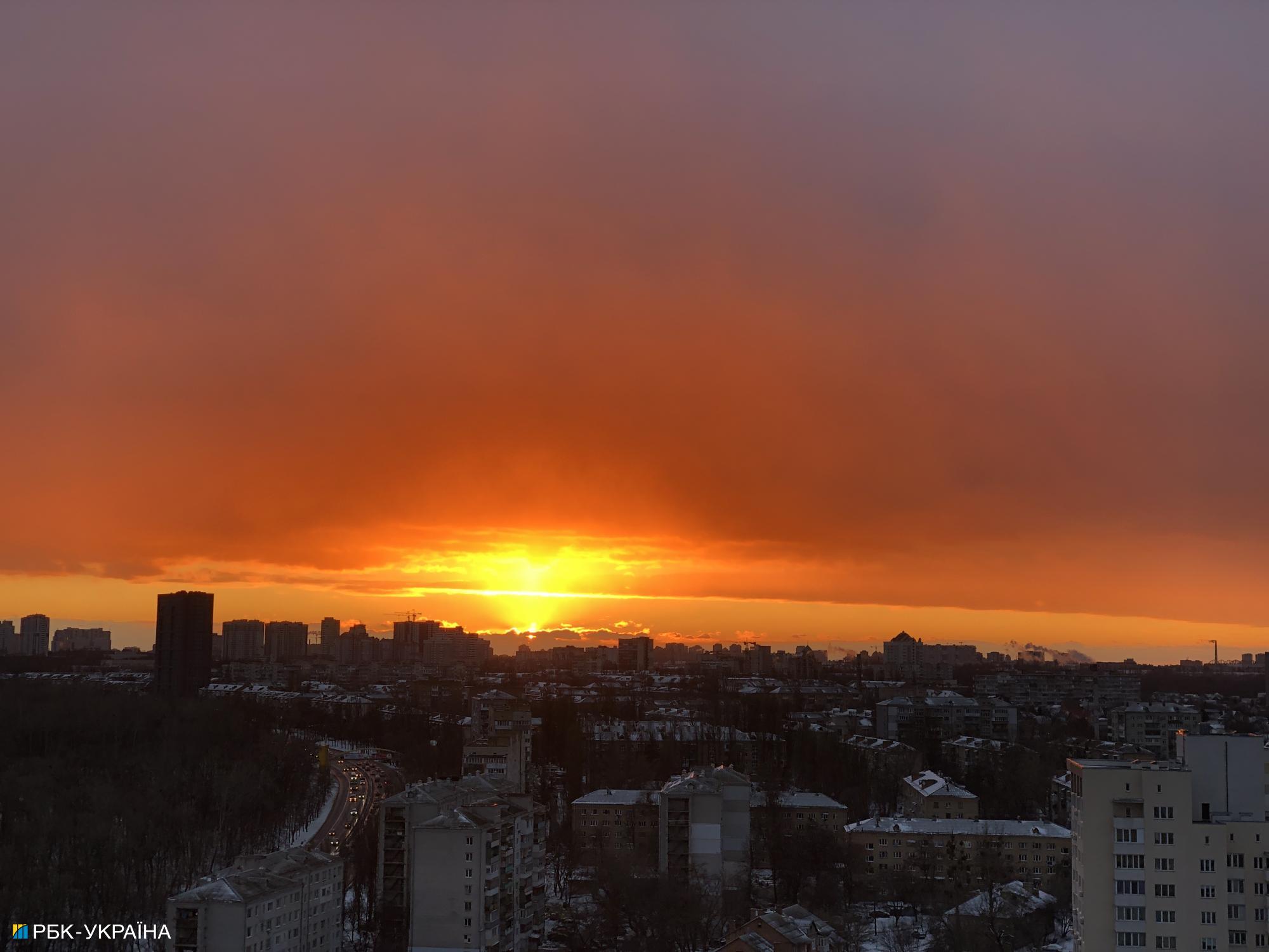 Вогняне небо: у Києві зачаровуючий захід сонця потрапив на фото