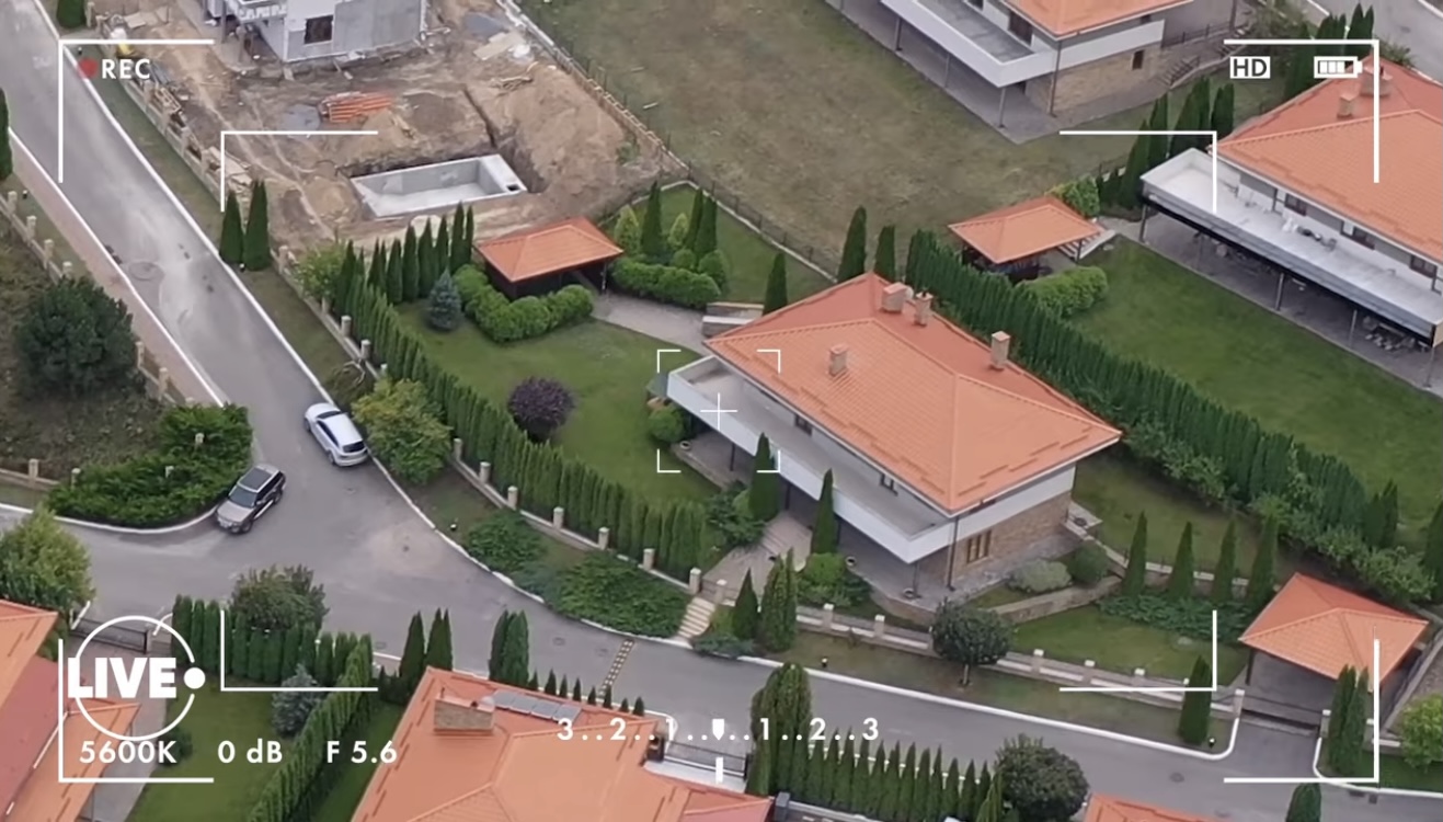 Двоповерхова вілла і власний Діснейленд: як виглядає маєток Гайтани під Києвом