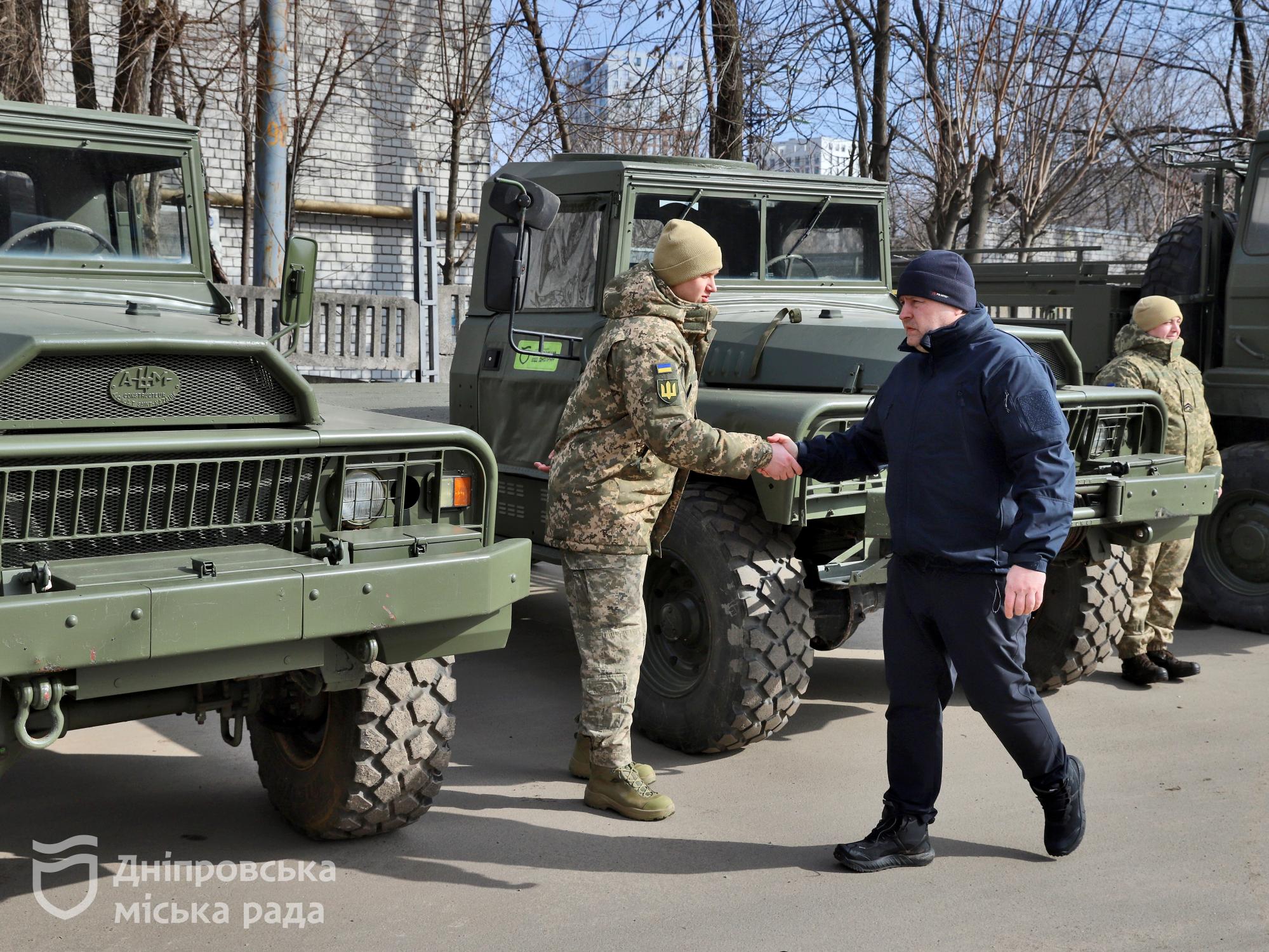 Днепр доставил Силам обороны очередную партию дронов и грузовиков