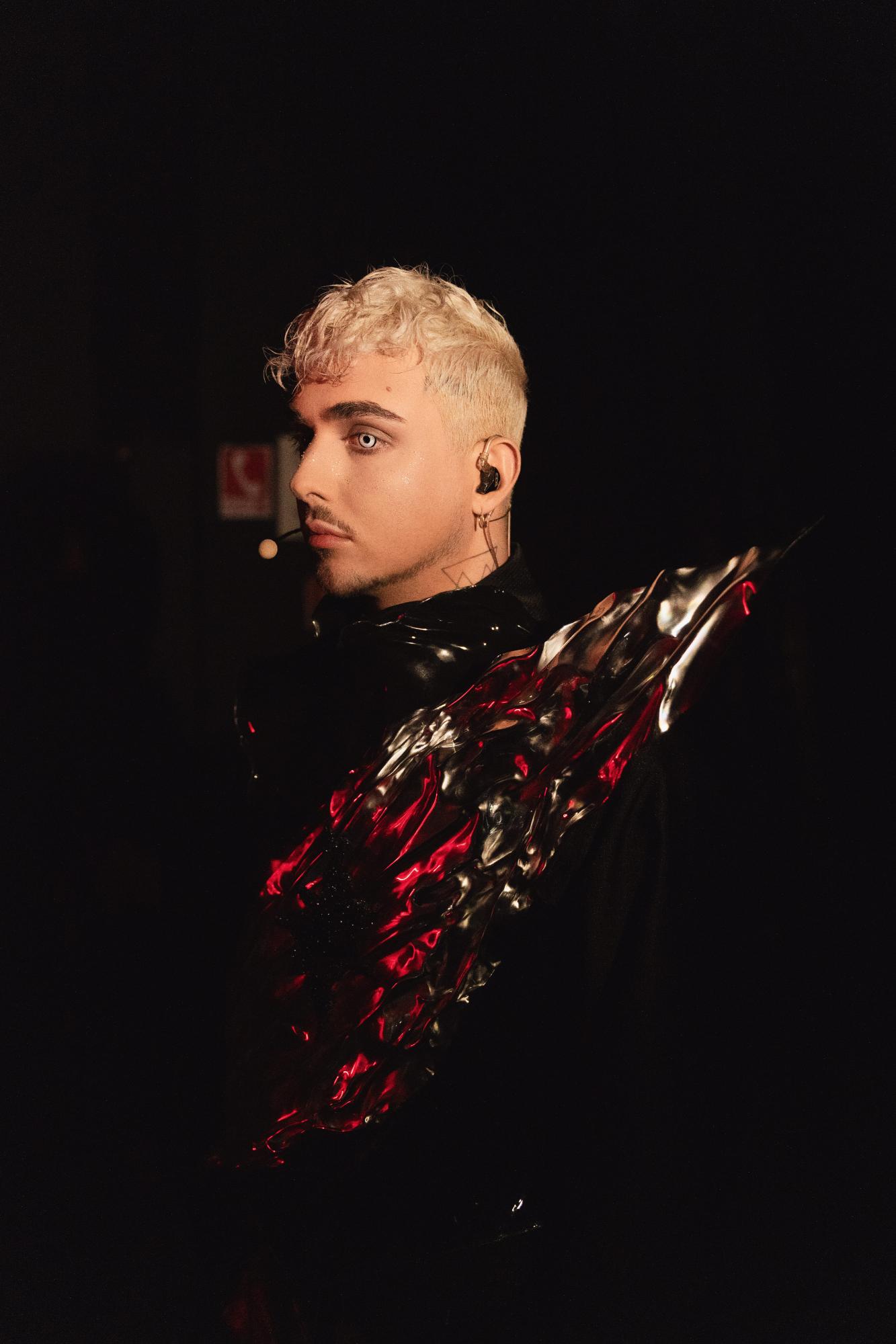 Дуэт с военным и неожиданное камео жениха: MELOVIN дал большой концерт в Киеве