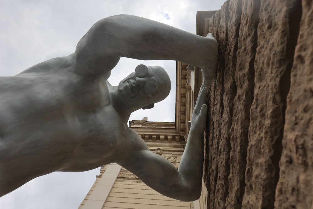 Розходимося, зради нема. У Львові розкрили таємницю дивної скульптури біля Оперного театру