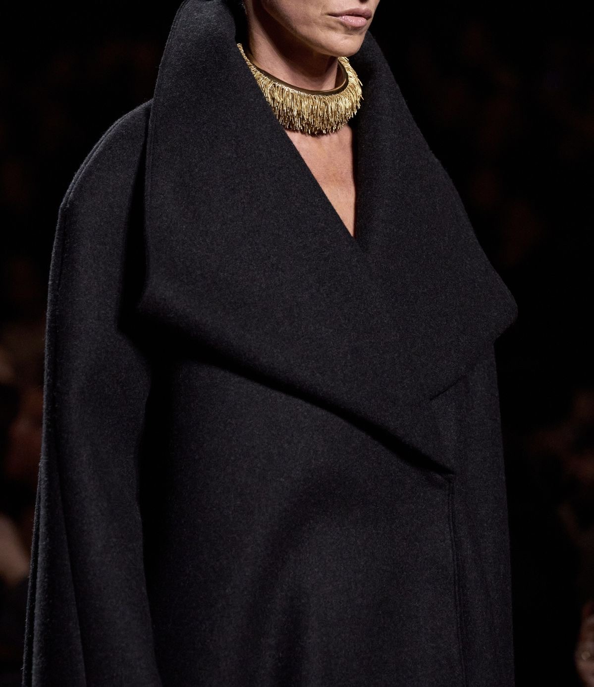 Вертикали, монохром и V-вырез: главные секреты визуальной коррекции фигуры в холодный сезон