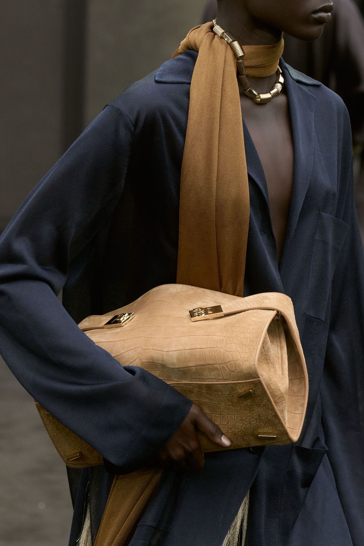 Вертикалі, монохром та V-виріз: головні секрети візуальної корекції фігури у холодний сезон