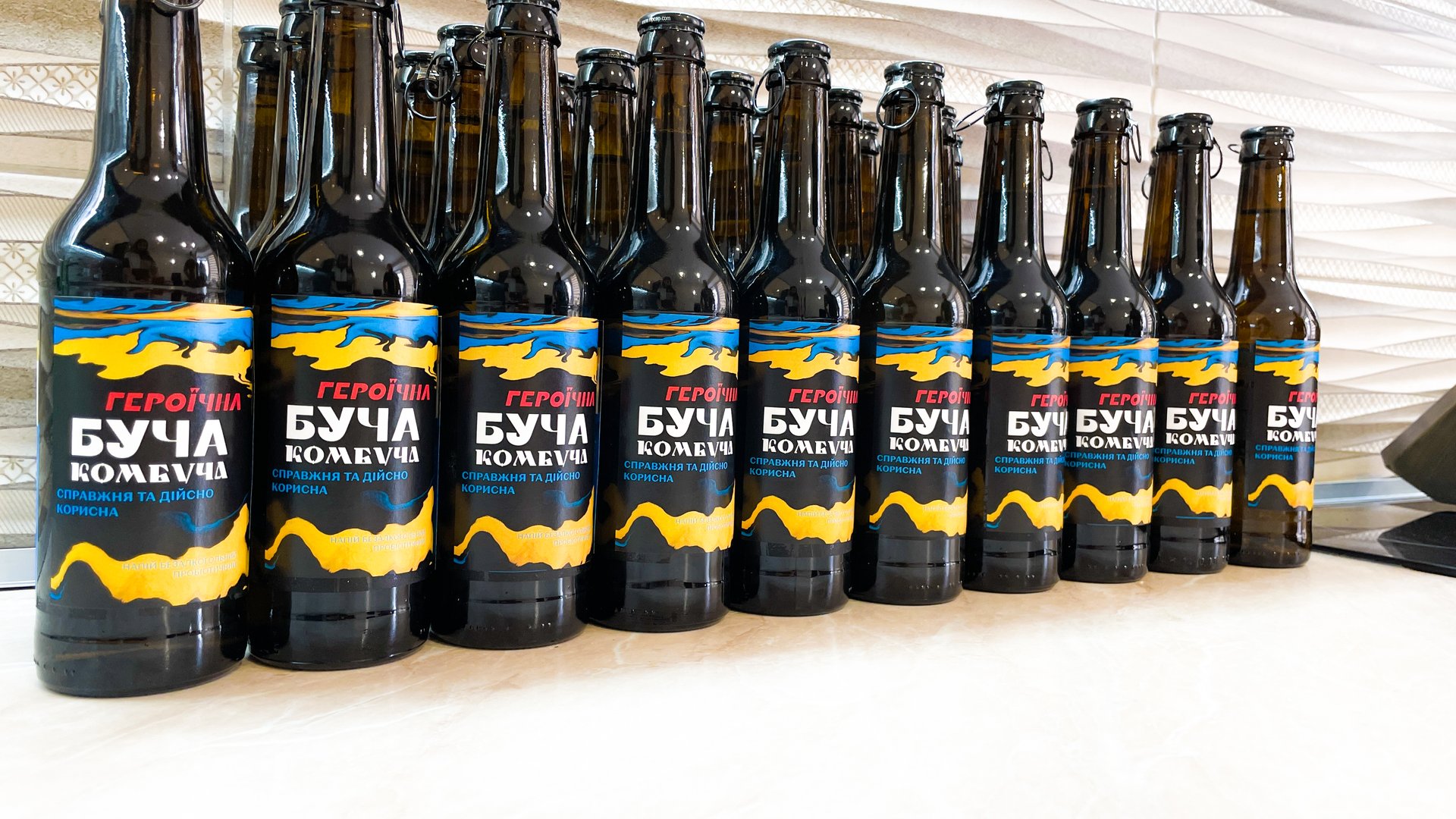 Дно дна: чергова компанія потрапила у скандал із назвою для напоїв. Що не так з &quot;Бучою Комбучею&quot;