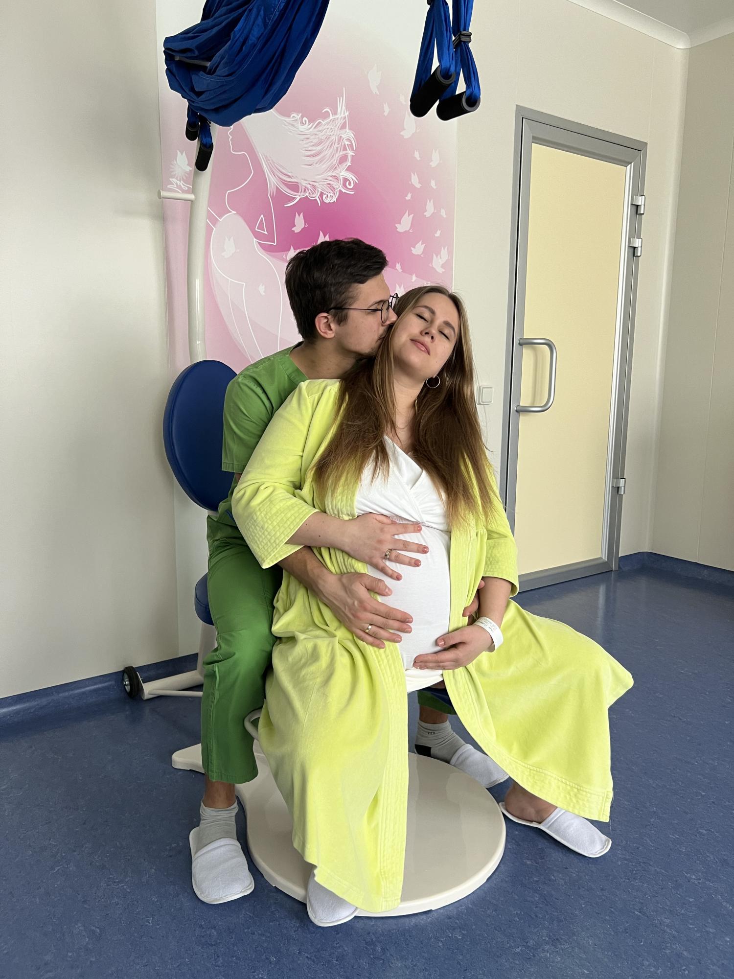 &quot;Вместе сделали, вместе и родили&quot;. Почему партнерские роды становятся популярными и как к ним готовиться