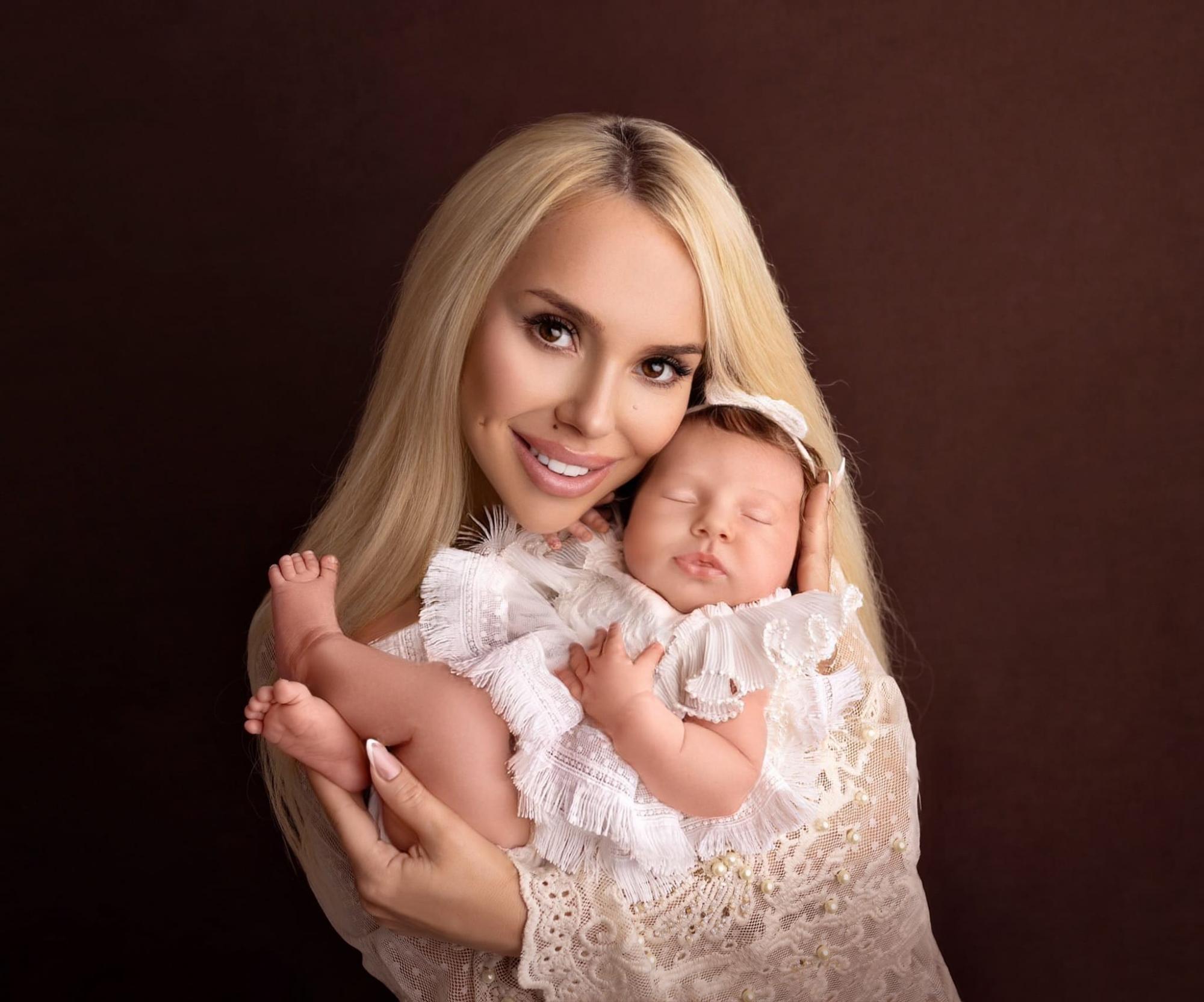 Украинская певица и звезда Playboy умилила фото новорожденной дочери Евлалии