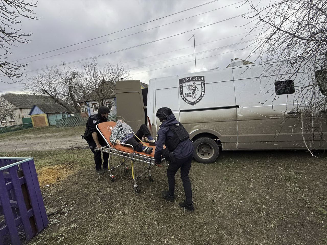 "Кожна поїздка може бути останньою": історія поліцейської з групи евакуації на Сумщині