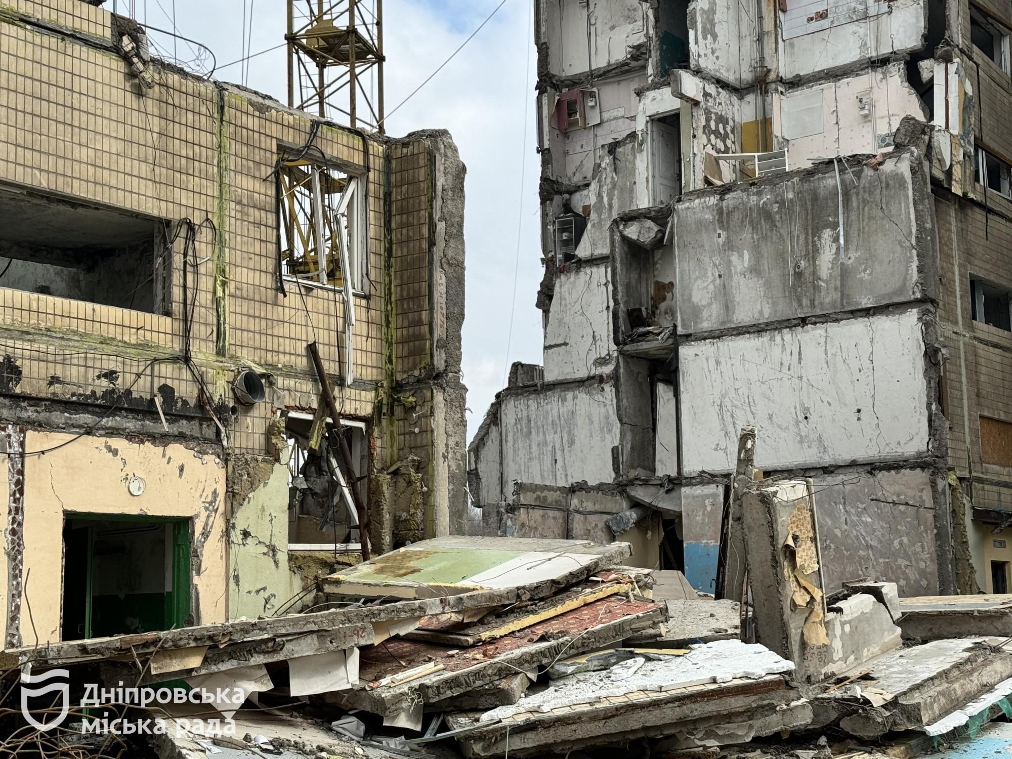 У Дніпрі розпочали демонтаж частини будинку, куди поцілила ракета