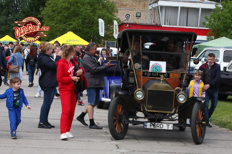 ЛАЗ наших олімпійців і кабріолет "Таврія": на OldCarLand покажуть перші українські авто