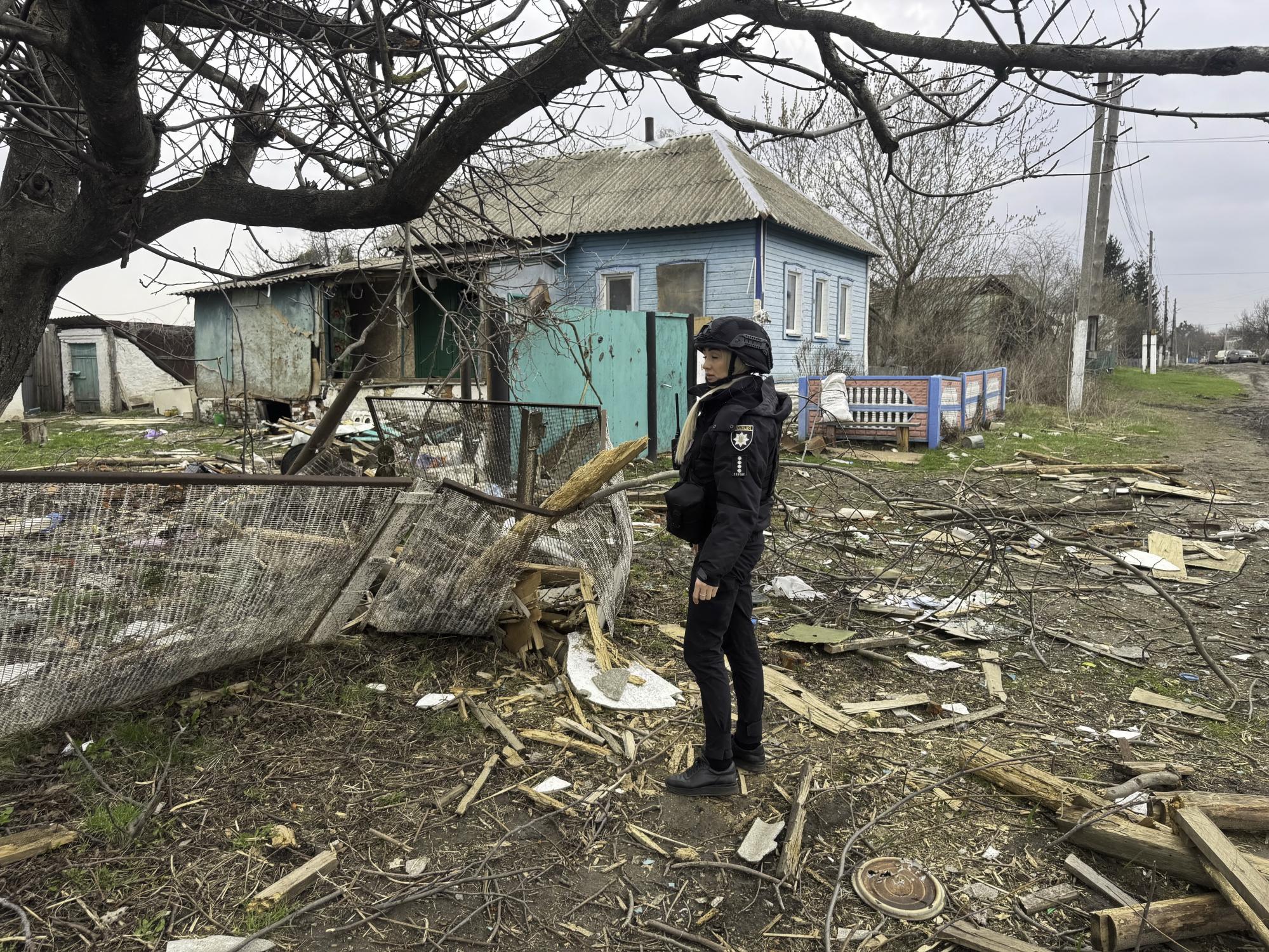 "Кожна поїздка може бути останньою": історія поліцейської з групи евакуації на Сумщині