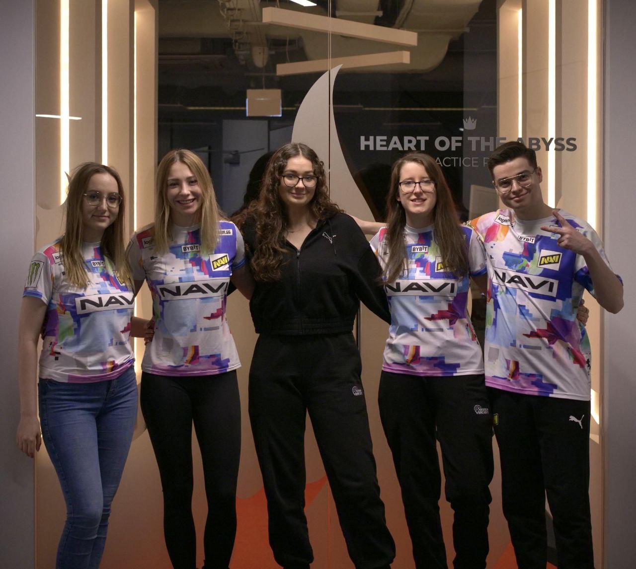 Женский состав NAVI выиграл чемпионат по Counter-Strike и направил 1 млн долларов на поддержку здравоохранения в Украине