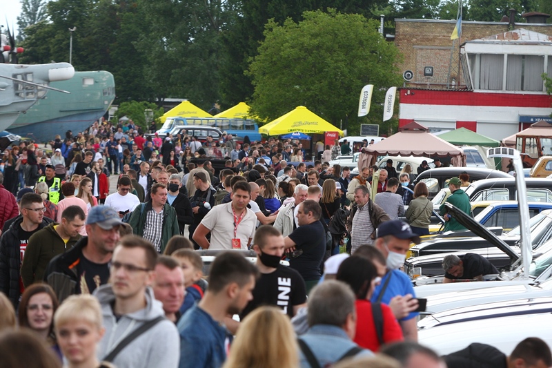 ЛАЗ наших олимпийцев и кабриолет "Таврия": на OldCarLand покажут первые украинские авто