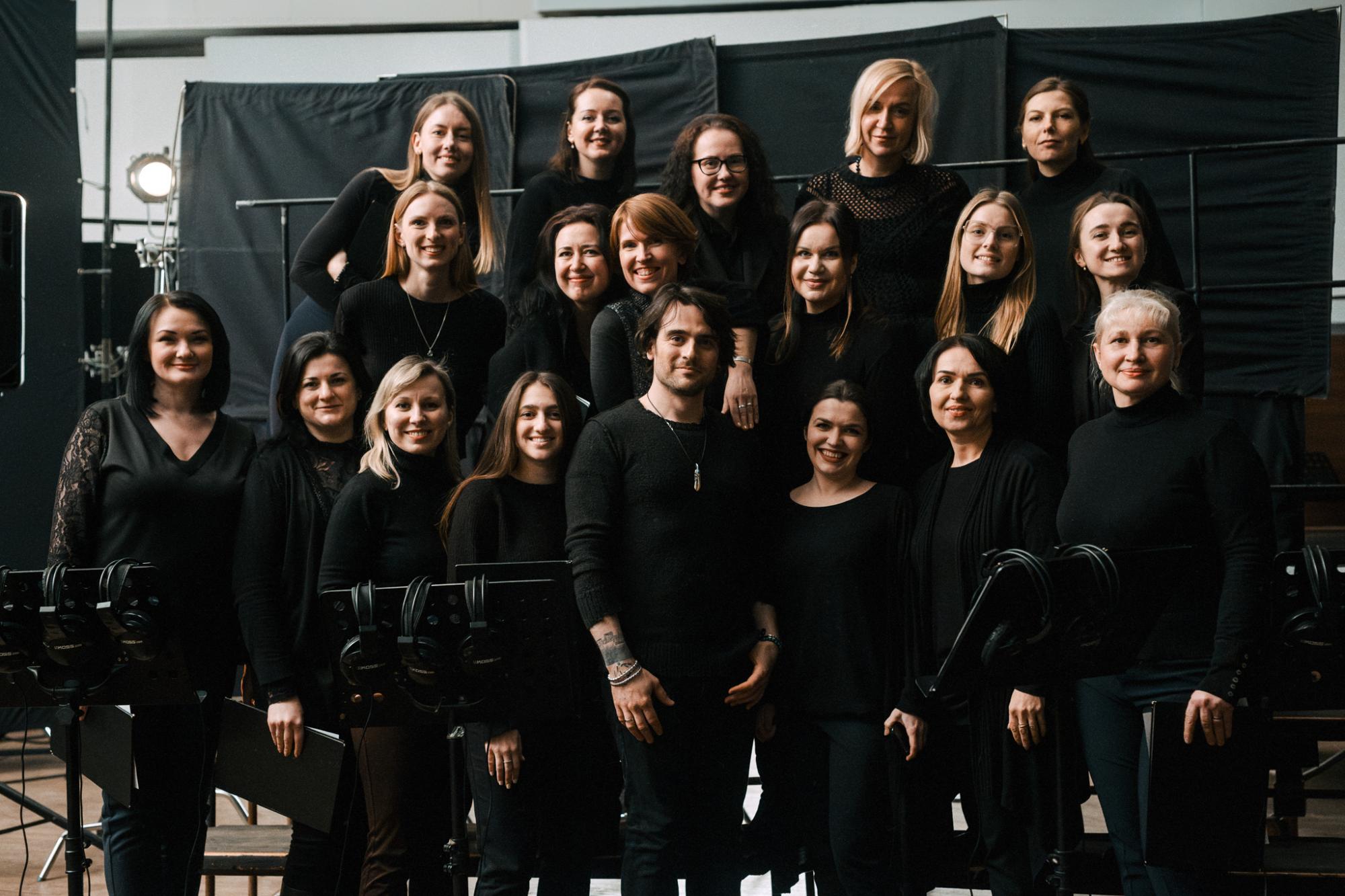 "Моя відповідь виткана зморшками на чолі": Вакарчук спел о боли, памяти и пожизненной благодарности