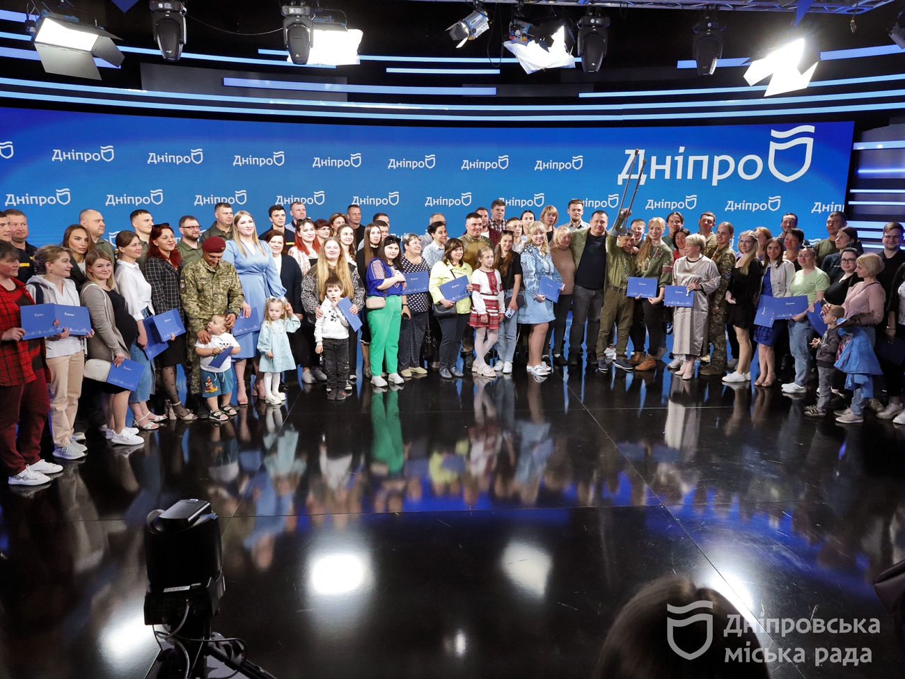 Філатов вручив військовим, рятувальникам та комунальникам сертифікати на нове житло