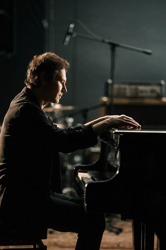 "Моя відповідь виткана зморшками на чолі": Вакарчук спел о боли, памяти и пожизненной благодарности