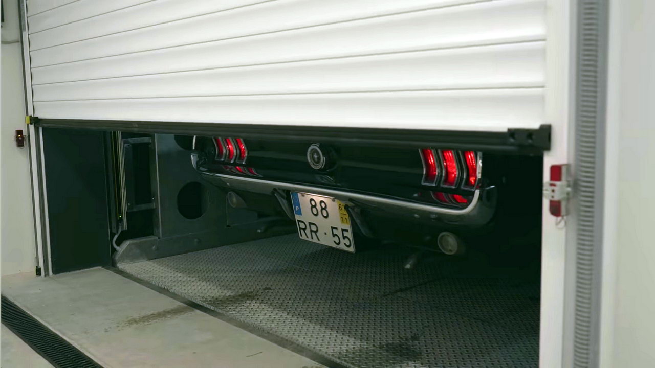 Мечта Бэтмена и Бонда: на одной из вилл Португалии обнаружен секретный гараж с лифтом