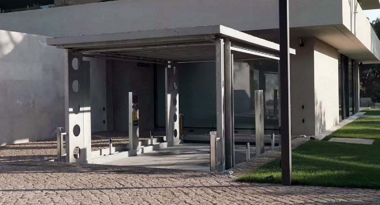 Мечта Бэтмена и Бонда: на одной из вилл Португалии обнаружен секретный гараж с лифтом