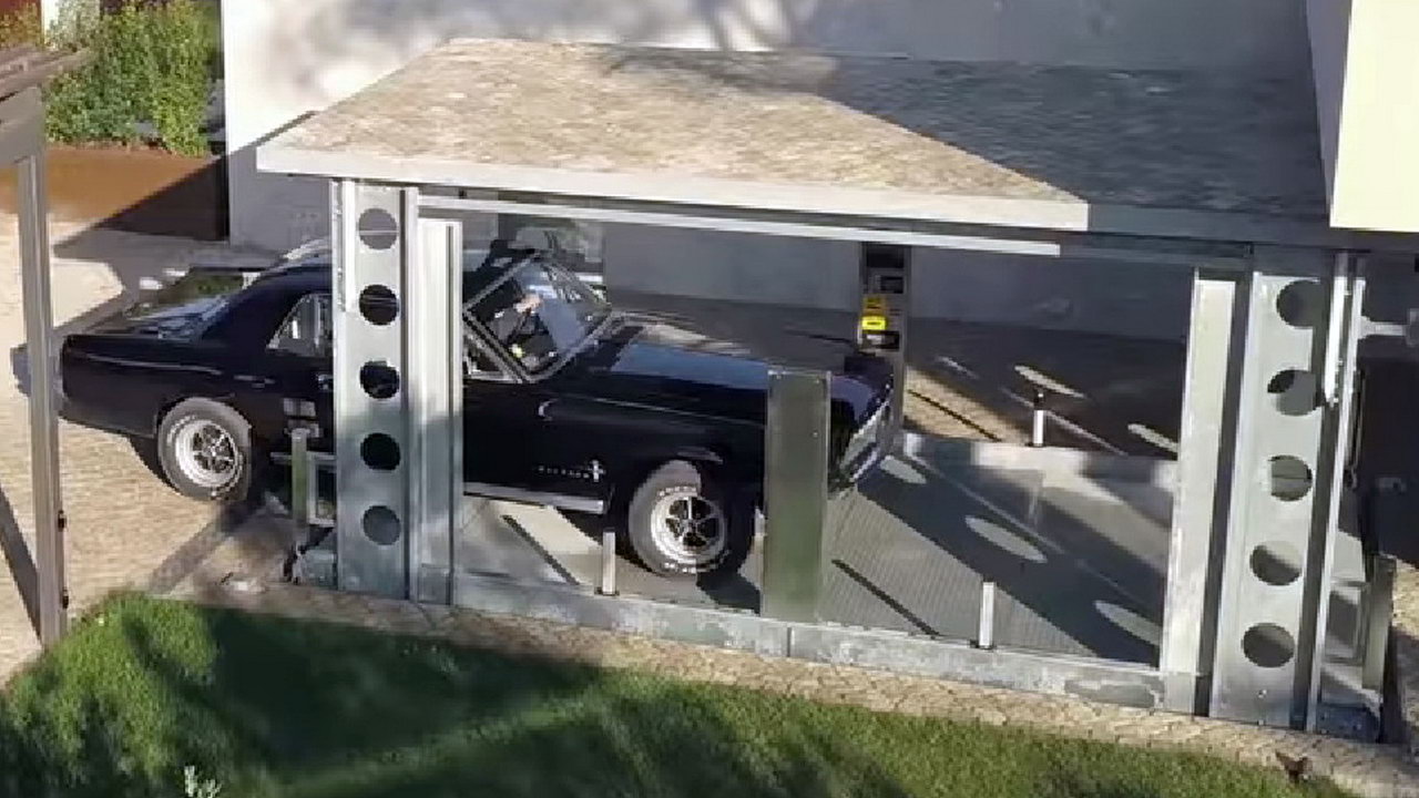 Мечта Бэтмена и Бонда: на одной из вилл Португалии обнаружен секретный гараж с лифтом