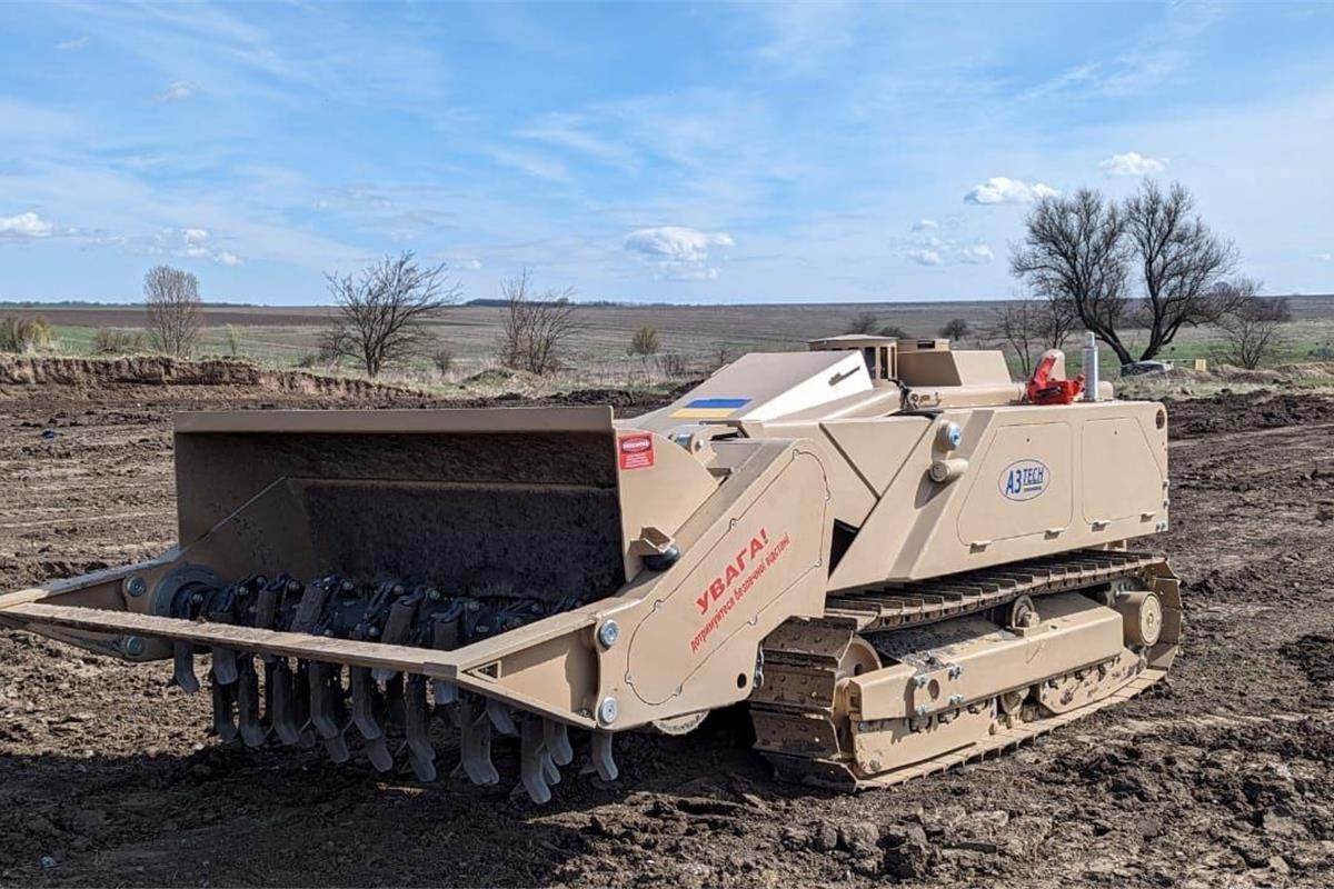 У світі є всього 300 систем. В Україні випробували дистанційну машину для розмінування MV-4