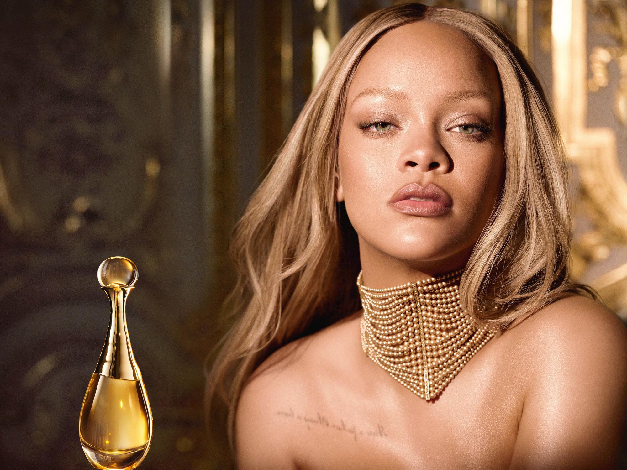 Что подарить женщинам из духов на новогодние праздники: 10 беспроигрышных ароматов