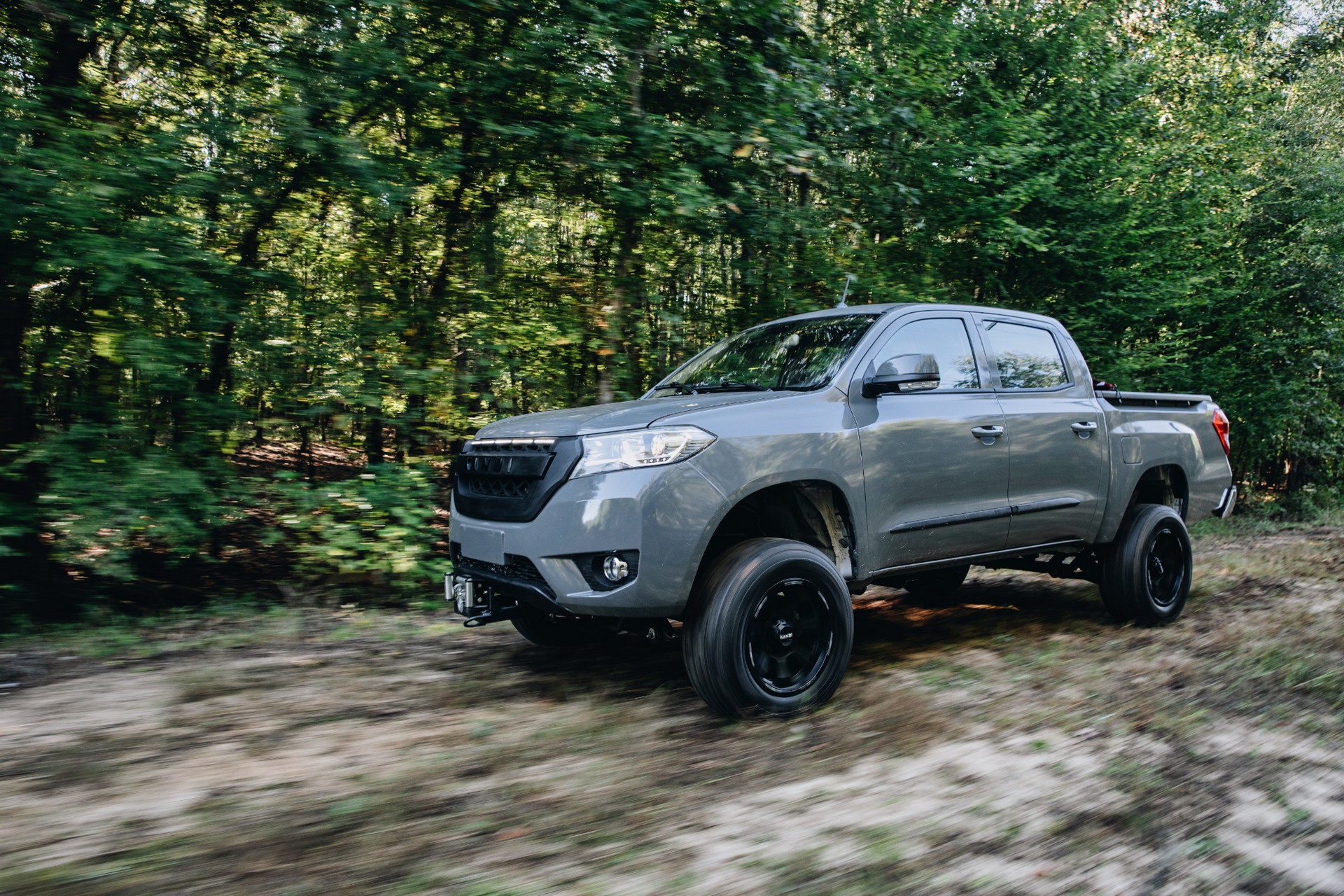 Слабший за "Запорожець": китайці показали величезний 5-метровий пікап потужністю всього 28 к.с.