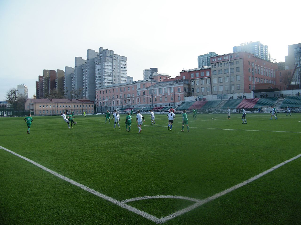 Легендарний стадіон у Києві постраждав через обстріли: фото до і після