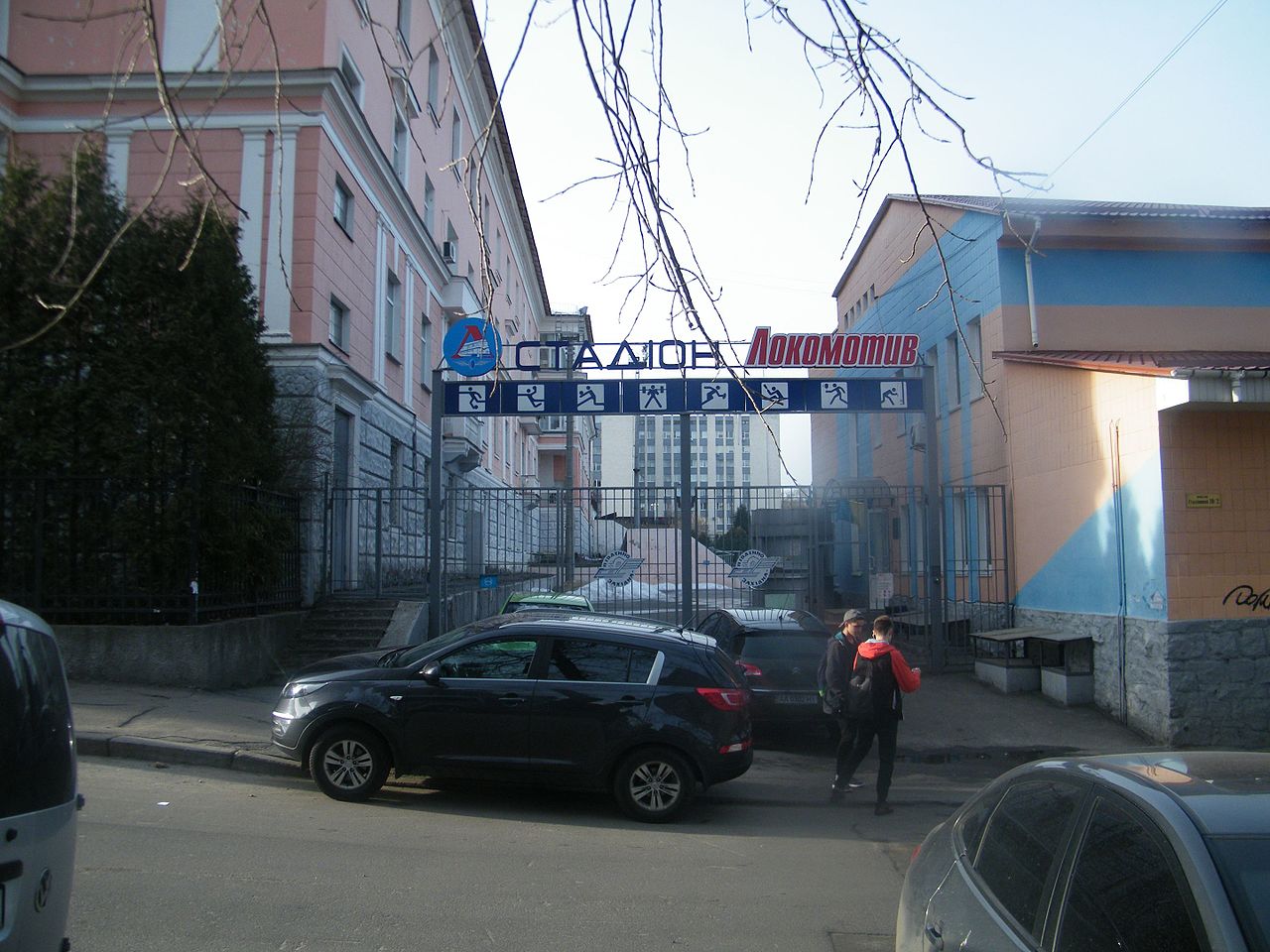 Легендарний стадіон у Києві постраждав через обстріли: фото до і після