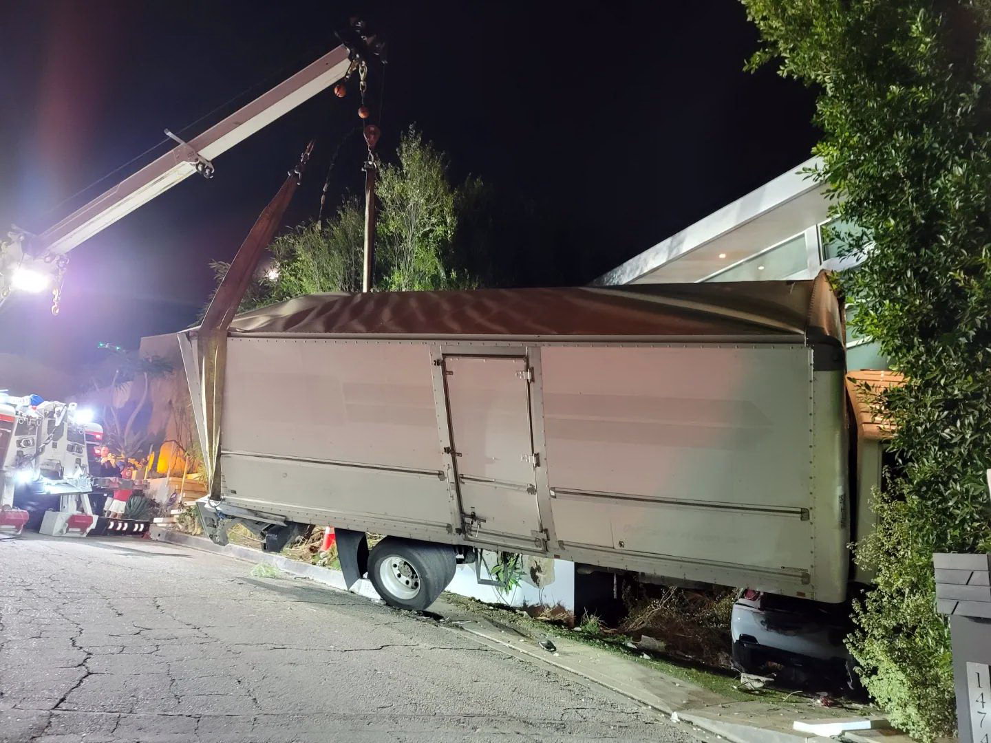 Грузовик врезался в особняк и раздавил роскошные авто Lamborghini и Bentley