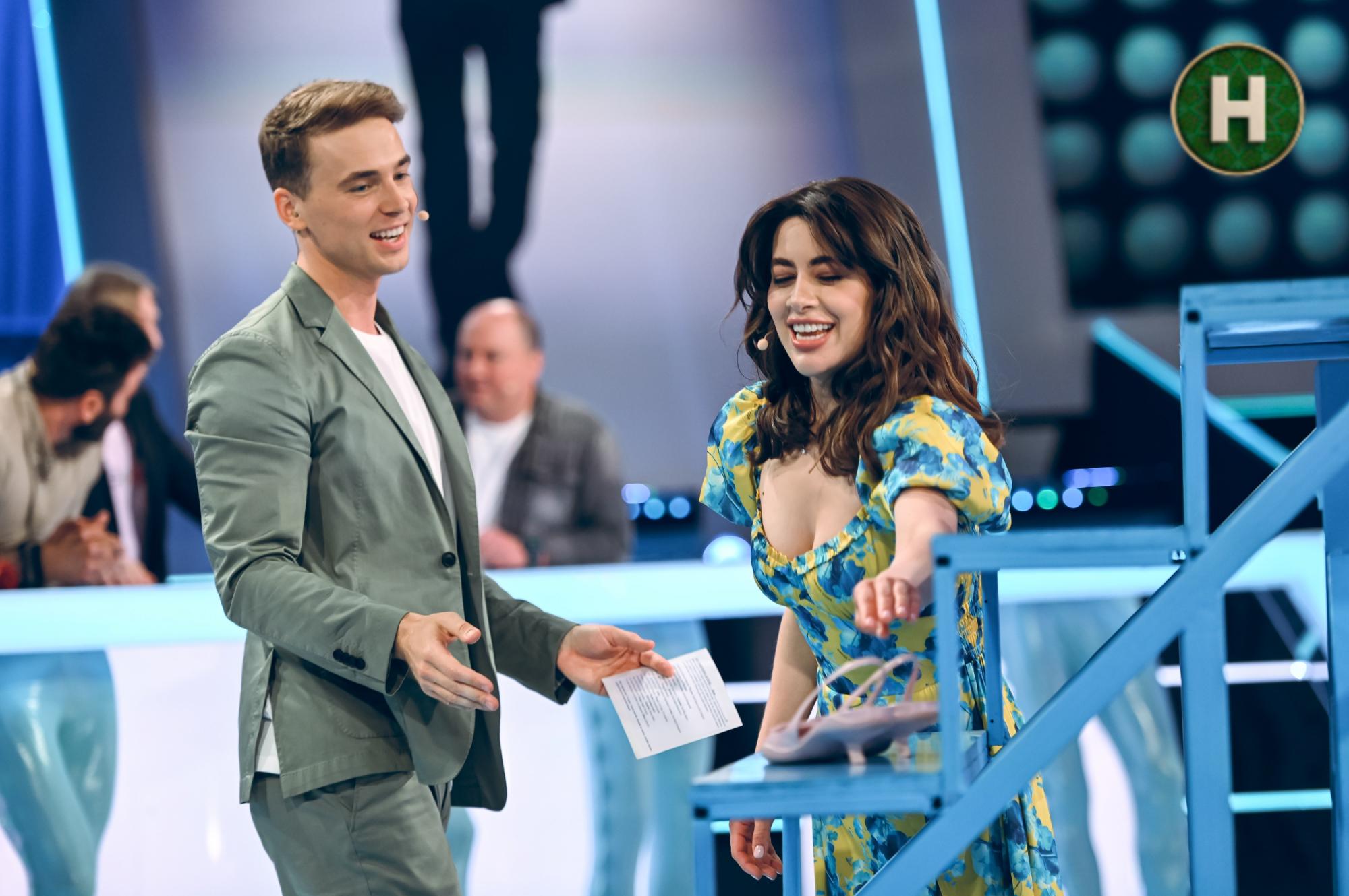 "Сколько процентов женщин имеют "краша" среди военных?" Интересные статистические факты из шоу "Хто зверху?"