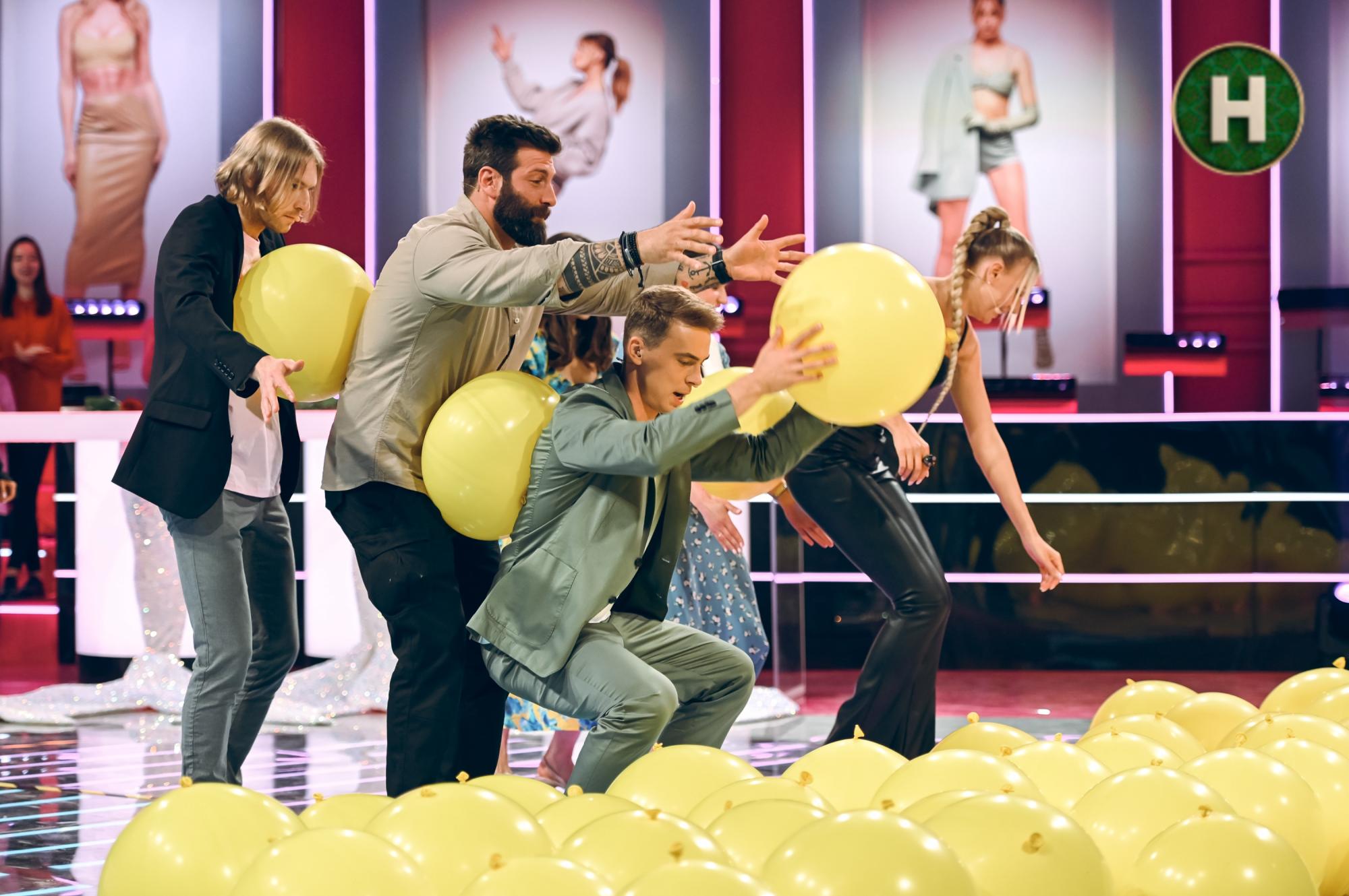 "Сколько процентов женщин имеют "краша" среди военных?" Интересные статистические факты из шоу "Хто зверху?"