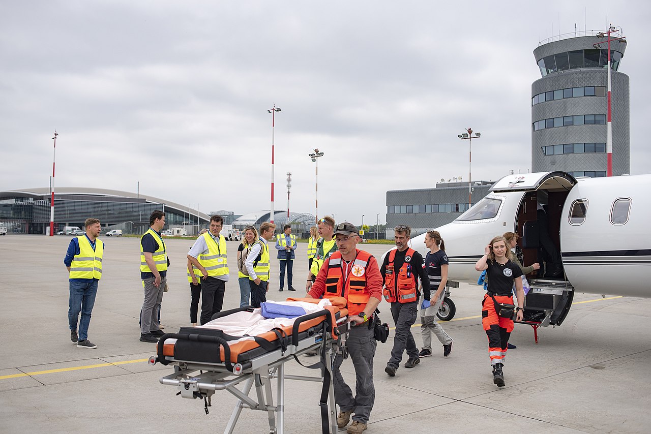Медицинская эвакуация украинцев в аэропорту Жешува