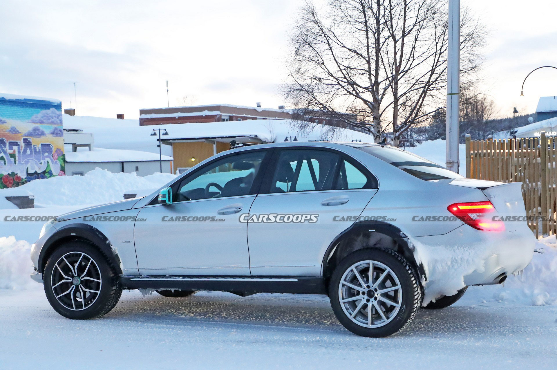 Монструозный седан Mercedes заметили на испытаниях: что за новинку готовит компания