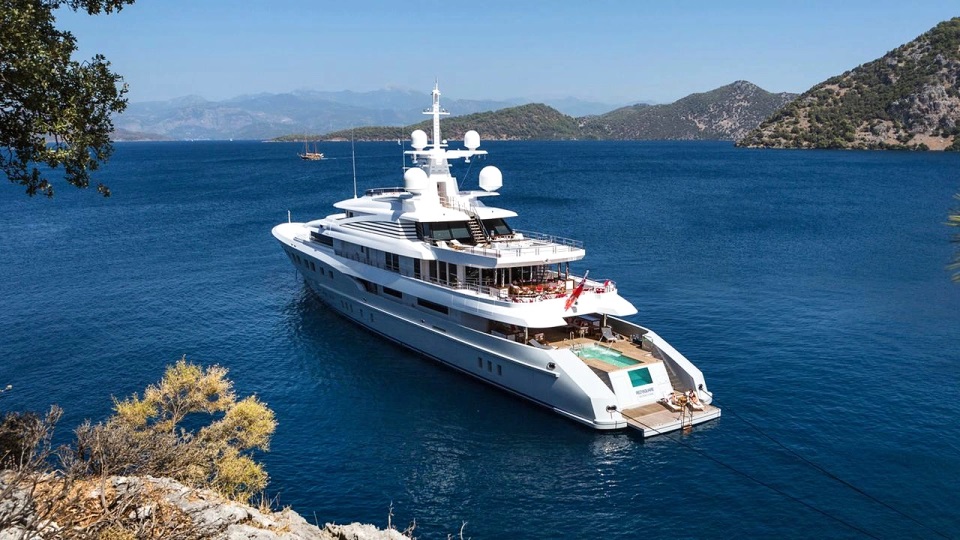 Шесть палуб, бассейн и кинотеатр: как выглядит яхта российского олигарха, которую у него забрали (фото)