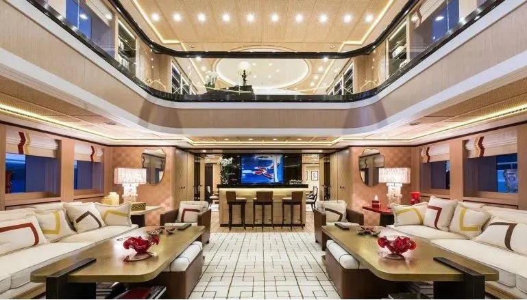 Шесть палуб, бассейн и кинотеатр: как выглядит яхта российского олигарха, которую у него забрали (фото)