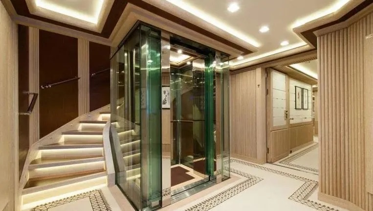 Шесть палуб, бассейн и кинотеатр: как выглядит яхта российского олигарха, которую у него забрали (фото)