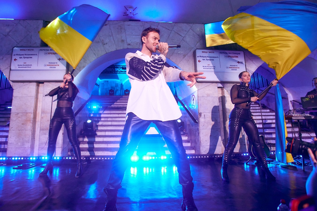Макс Барских впервые с начала войны спел в Киеве: фото с необычного концерта