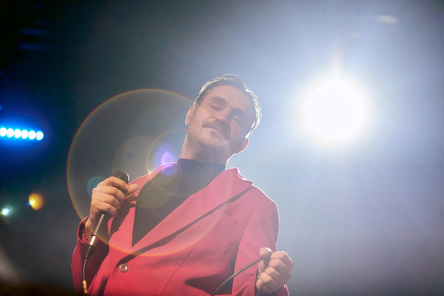 Украинских музыкантов забросали бельем на концерте в Киеве (фото)