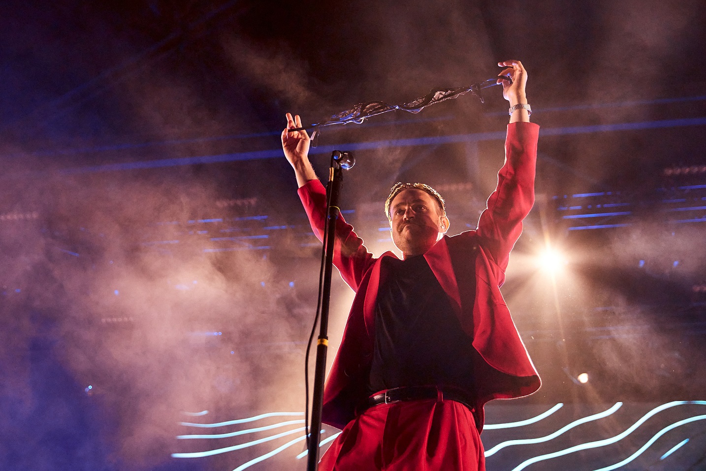 Украинских музыкантов забросали бельем на концерте в Киеве (фото)