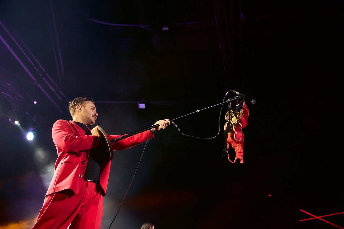 Украинских музыкантов забросали бельем на концерте в Киеве (фото)