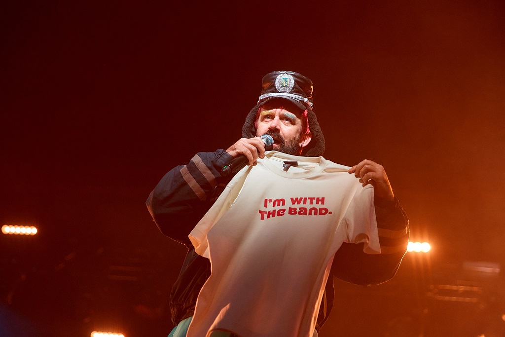 Украинских музыкантов забросали бельем на концерте в Киеве (фото)