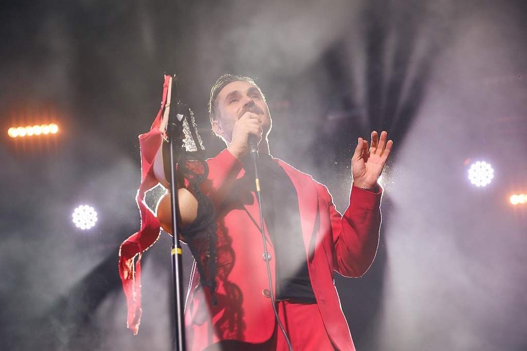 Украинских музыкантов забросали бельем на концерте в Киеве (фото)