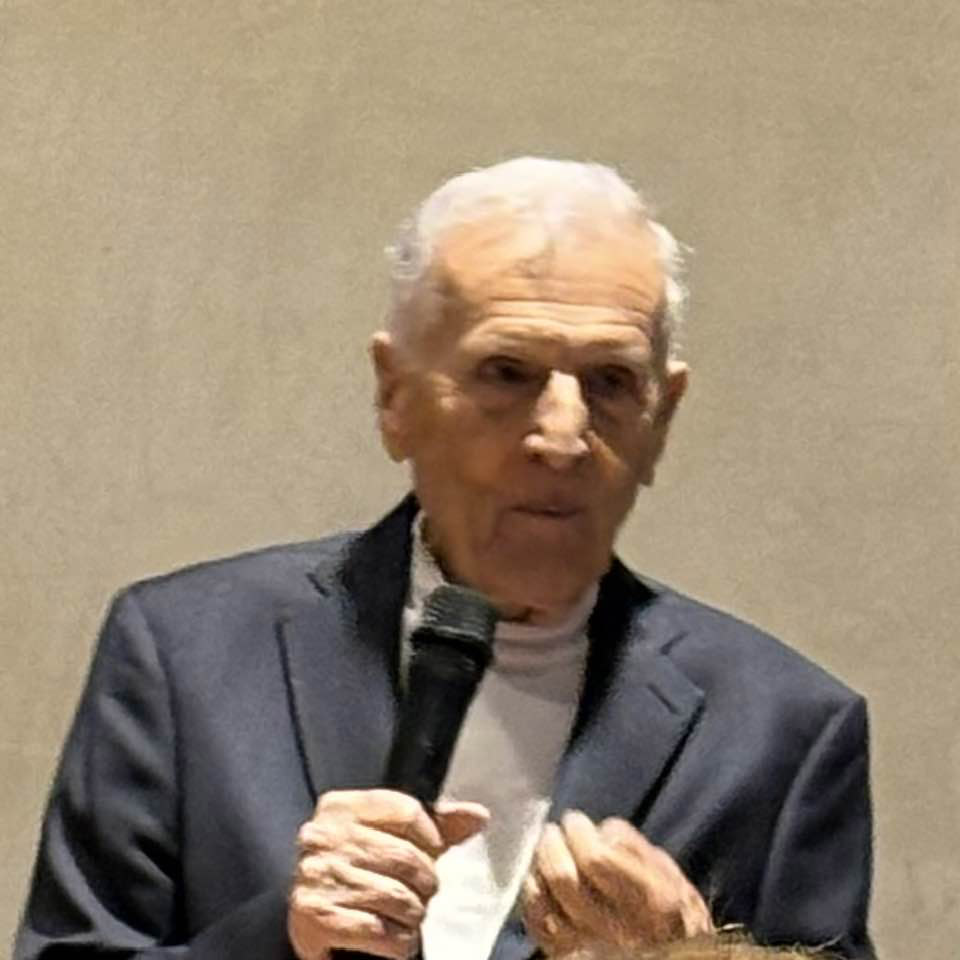 "Два бисквита на завтрак и никаких таблеток". 95-летний мужчина рассказал, как дожил до солидного возраста