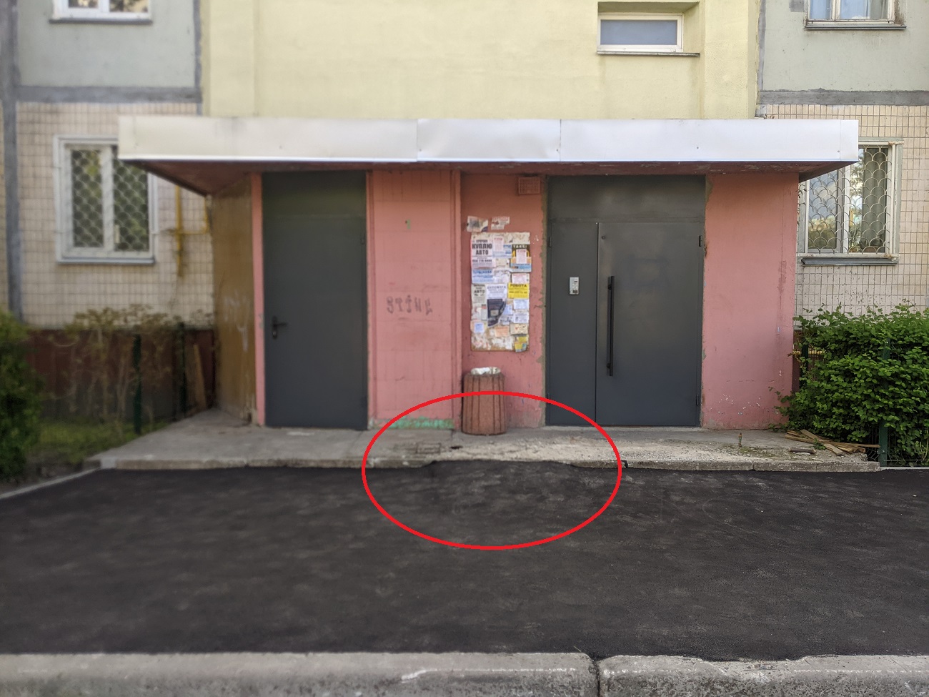 В Києві дорожники стелили асфальт, але щось пішло не так: курйозні фото