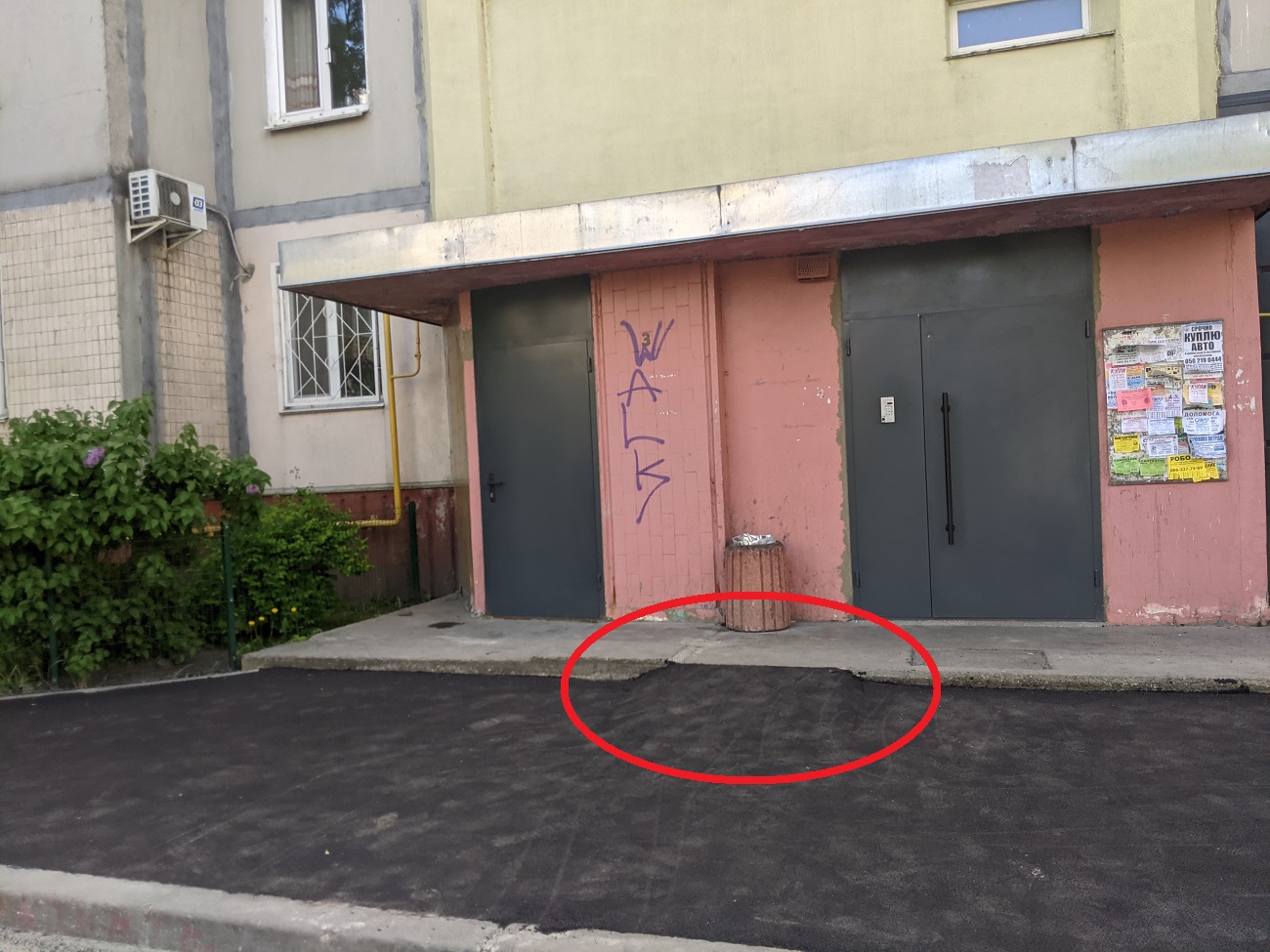 В Києві дорожники стелили асфальт, але щось пішло не так: курйозні фото