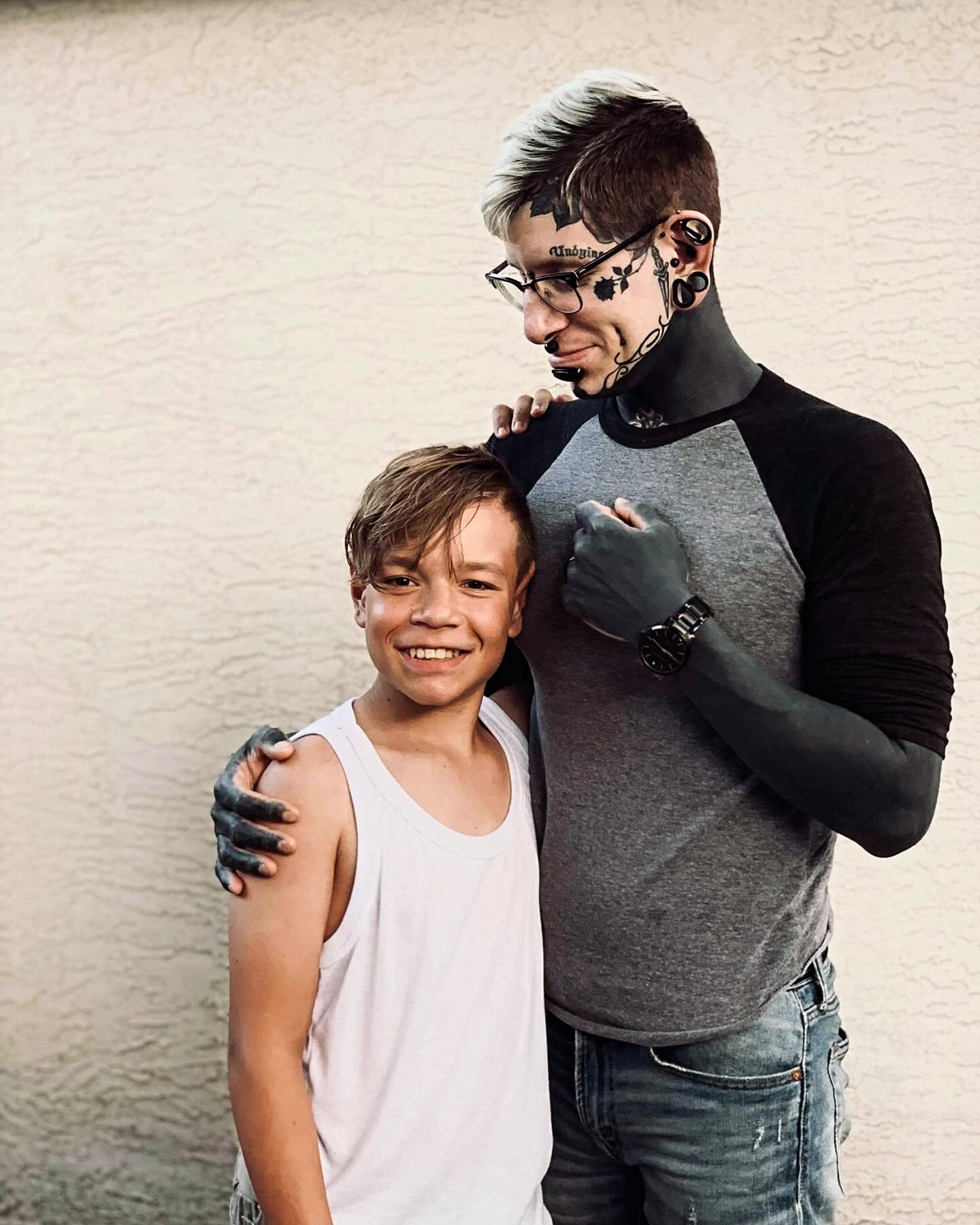 Чоловік прикрасив татуюваннями 95% тіла та витртив на це сотні тисяч доларів. Дивіться, як він виглядає