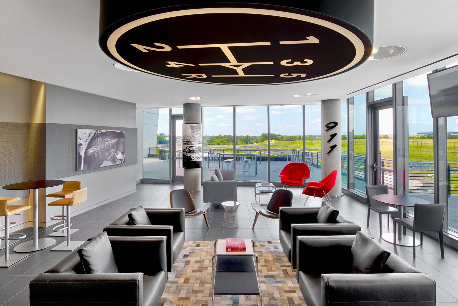 Найти деньги на электромобили: Volkswagen намерен продать акции Porsche